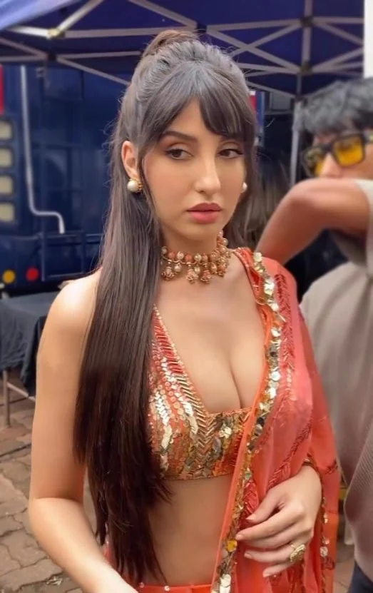 nora fatehi cleavage saree hot curvy busty