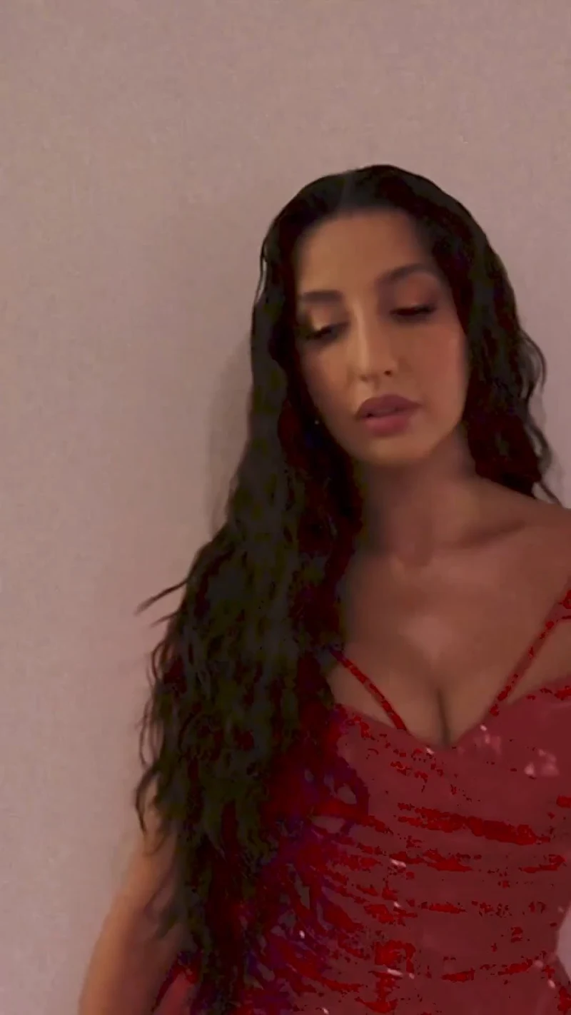 Nora Fatehi curvy red latex dress iifa