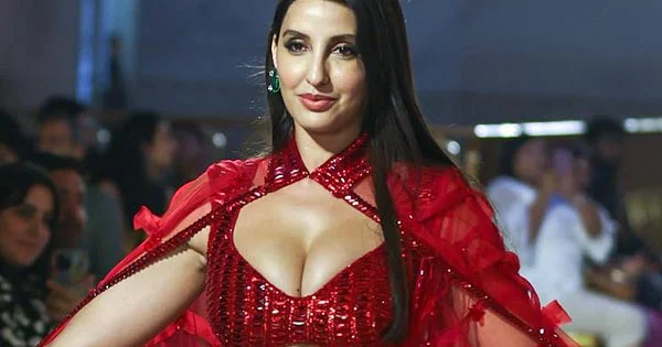 Nora Fatehi red saree cleavage busty bollywood actress