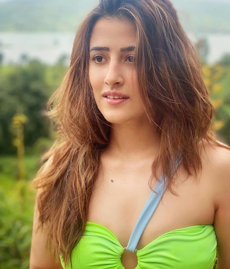 nupur sanon bikini hot actress filhaal song