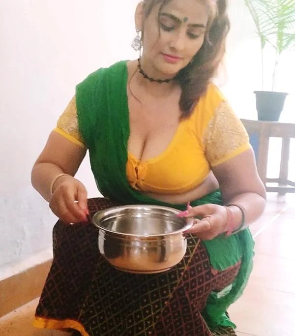 Pihu Jaiswal hot web series pooja sinha saree