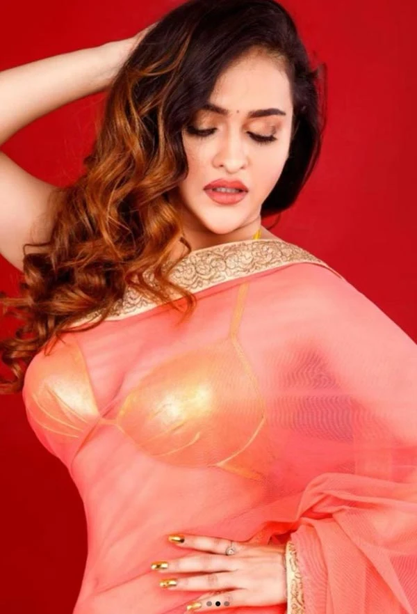 Prajakta Dusane saree hot curvy actress ullu app