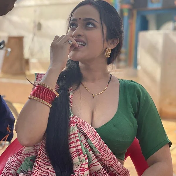 Prajakta Dusane saree hot curvy actress ullu app