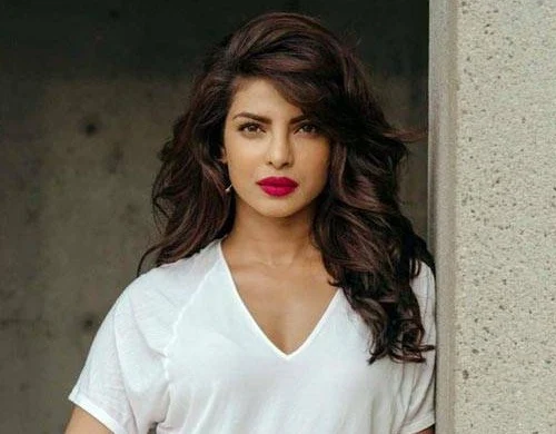 priyanka chopra rosy red lips bollywood actress