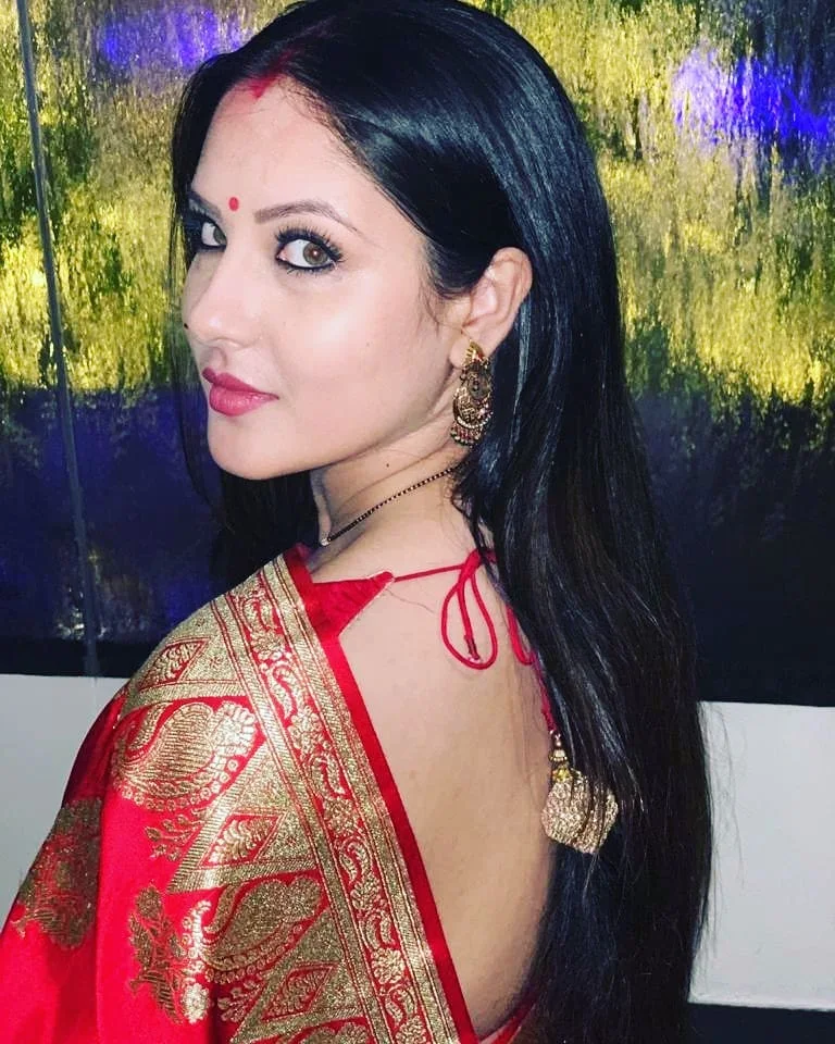 puja banerjee backless saree hot tv bengali actress