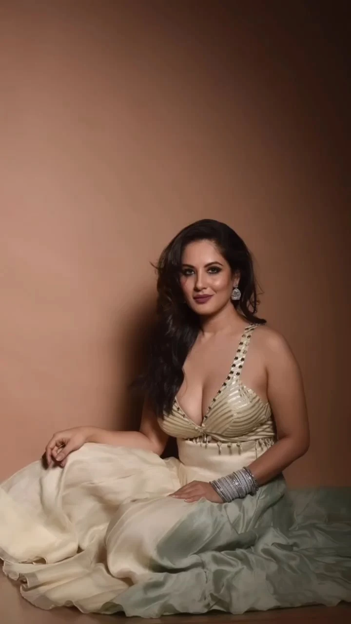 puja banerjee cleavage busty indian tv actress