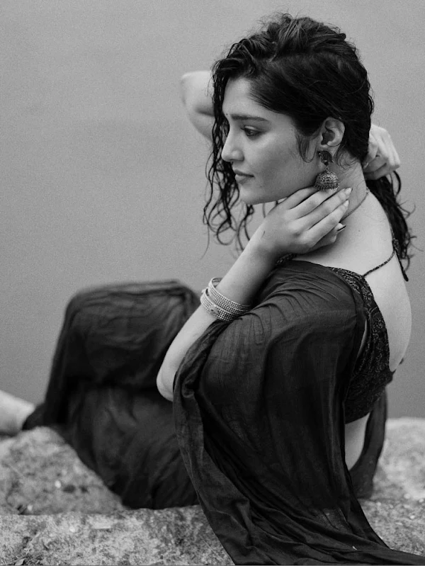 ritika singh backless saree curvy indian actress