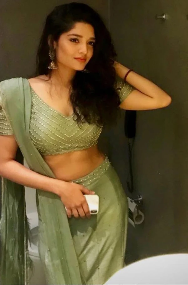 ritika singh saree curvy indian actress