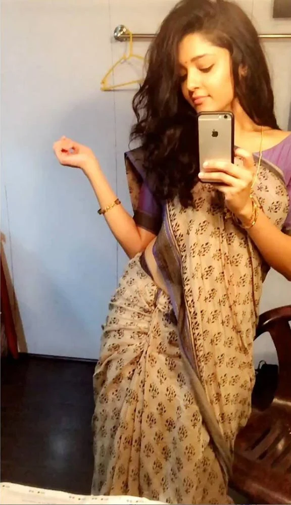 ritika singh saree selfie curvy indian actress