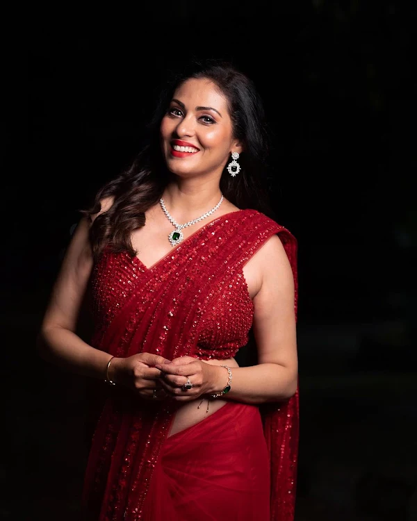 sadaa red saree curvy indian actress