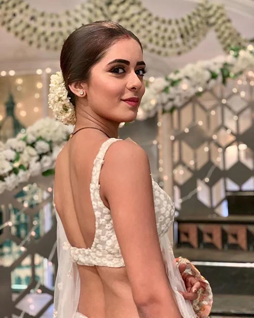 Sana Sayyad backless hot tv actress