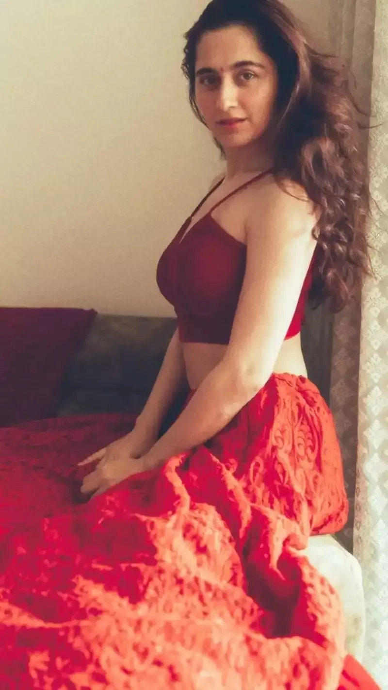 sanjeeda shaikh cleavage red outfit