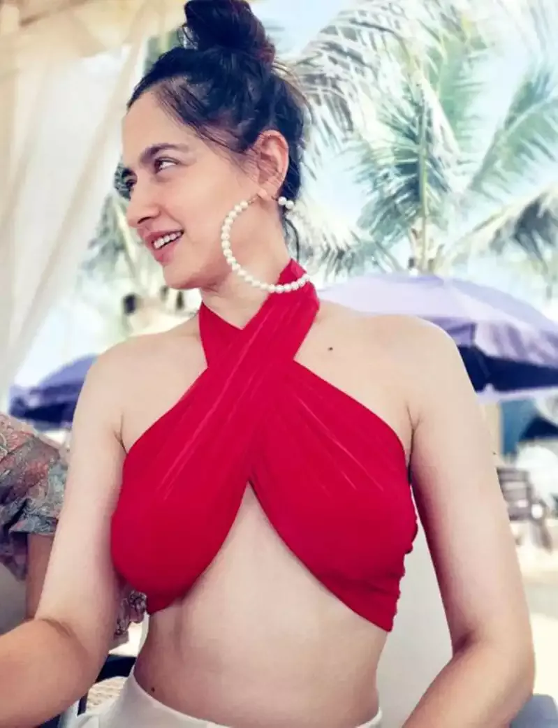 sanjeeda shaikh hot red outfit