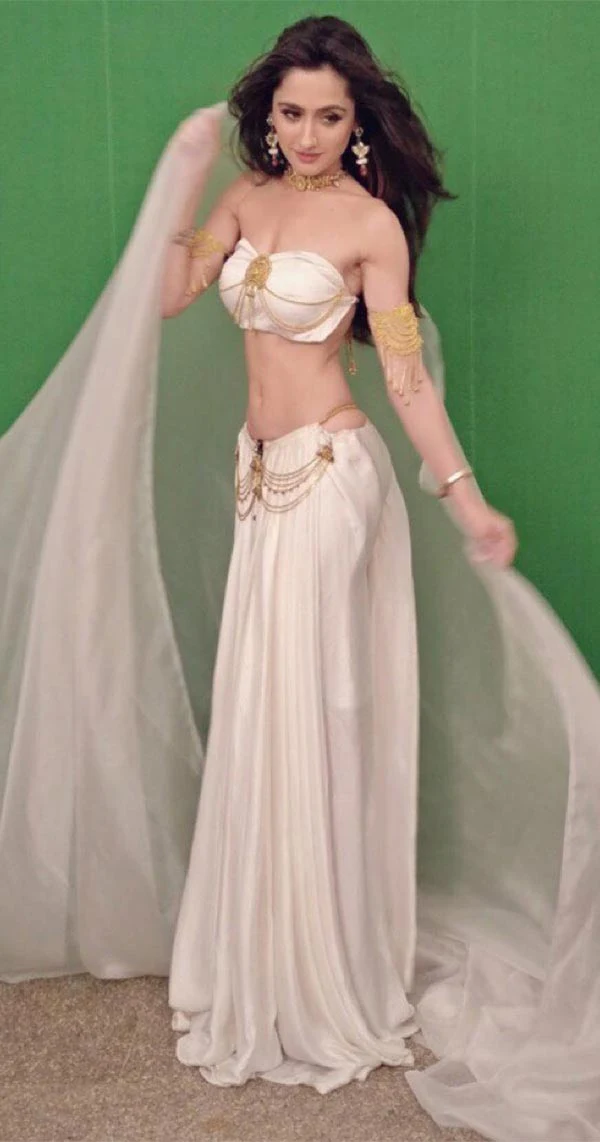 Sanjeeda Shaikh navel slim waist indian outfit