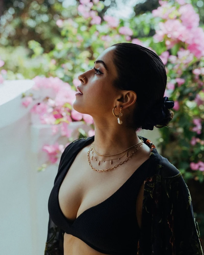 sanya malhotra bralette cleavage