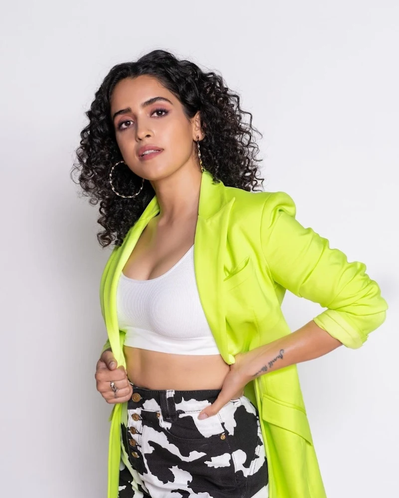 sanya malhotra bralette cleavage