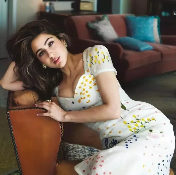 sara ali khan cleavage busty indian actress