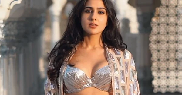 21 hot GIFs of Sara Ali Khan in bikini, saree and stylish outfits which set internet on fire.