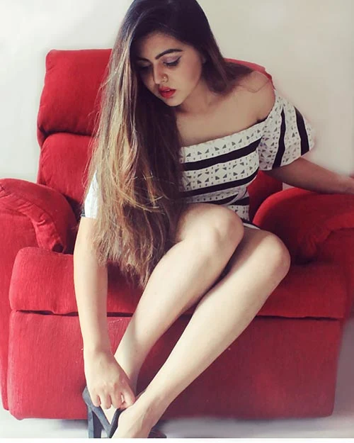 Shafaq Naaz sexy legs hot actress