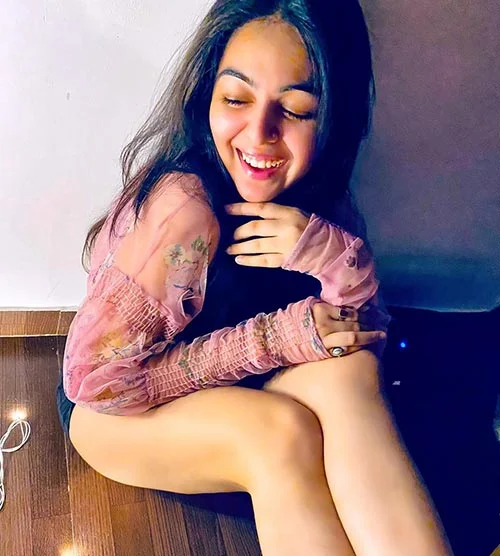 Shafaq Naaz sexy legs hot actress