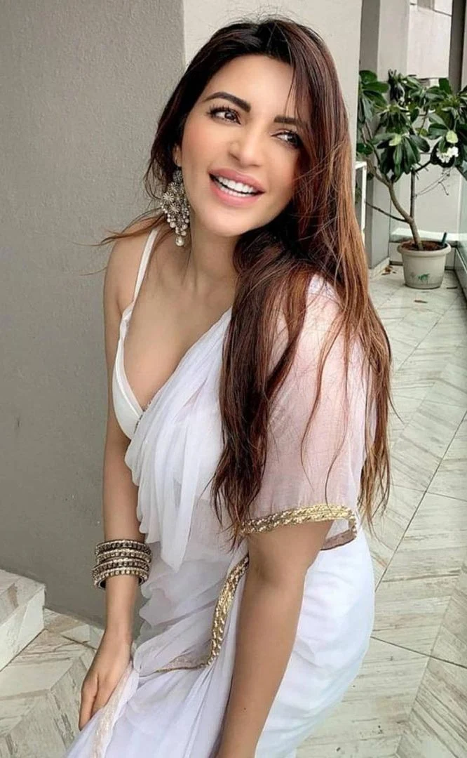 Shama Sikander cleavage white saree tiny blouse