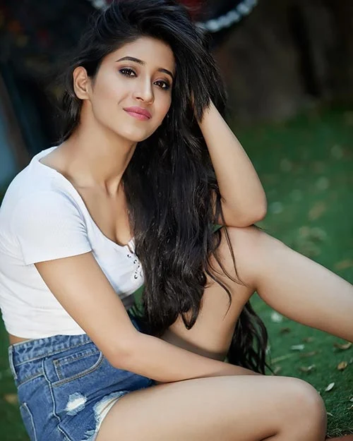 Shivangi Joshi shorts hot photos