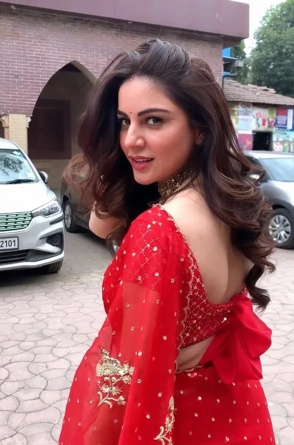 shraddha arya backless saree hot tv actress