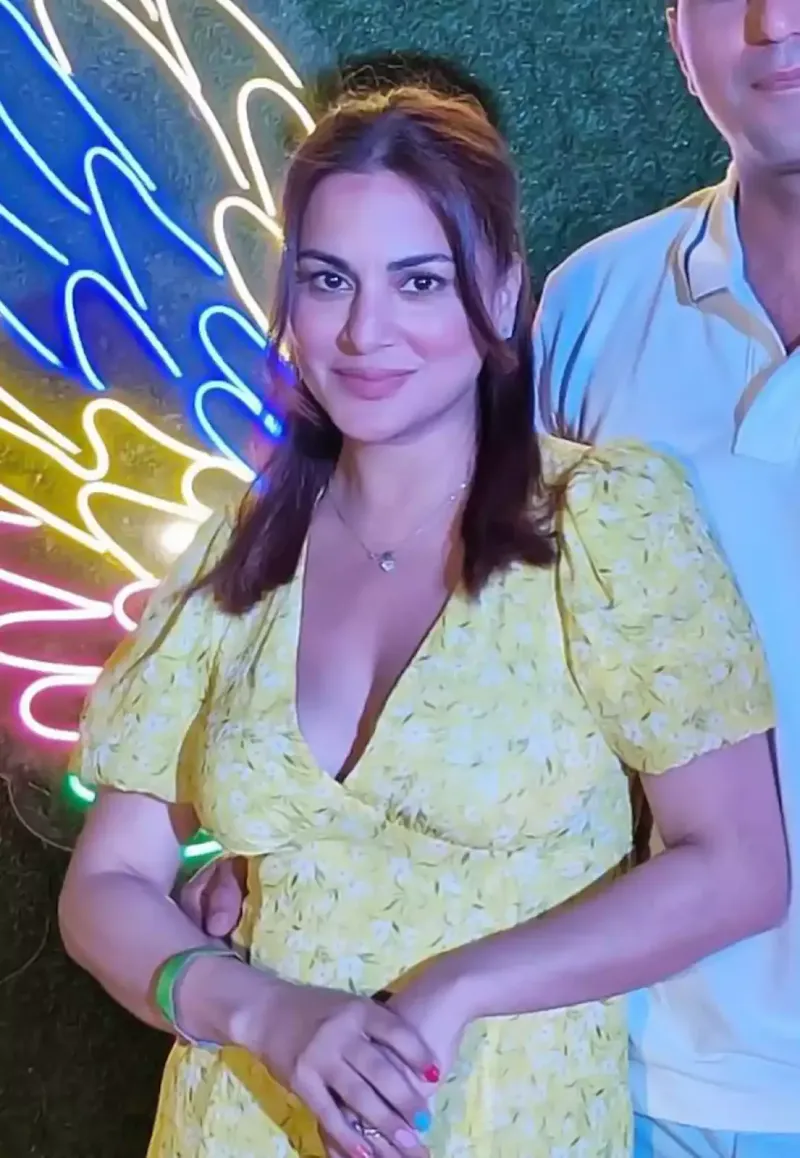 shraddha arya cleavage hot actress