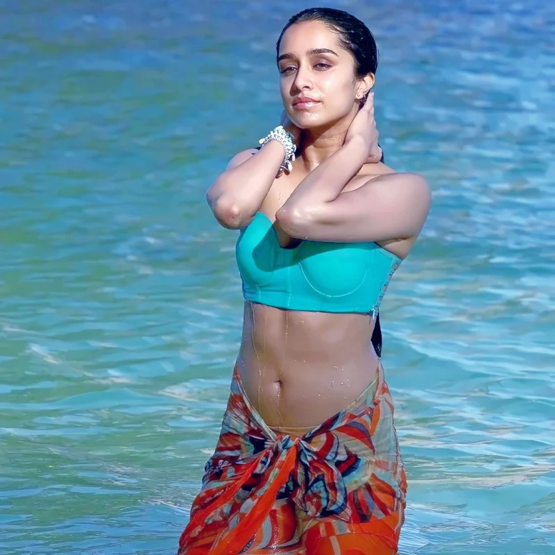 shraddha kapoor bikini wet baaghi hot bold pics