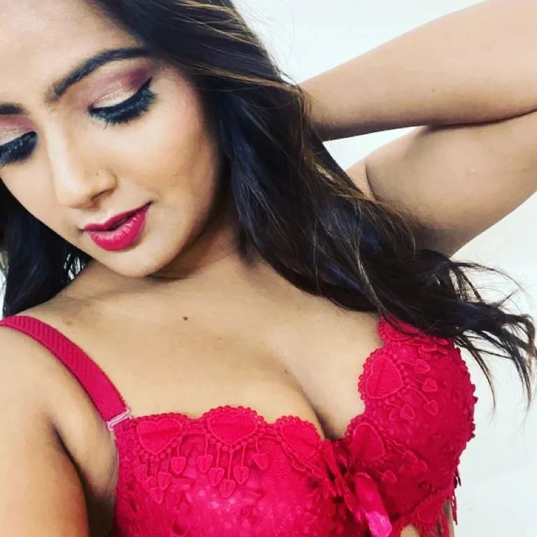 shyna khatri red bra cleavage web series actress