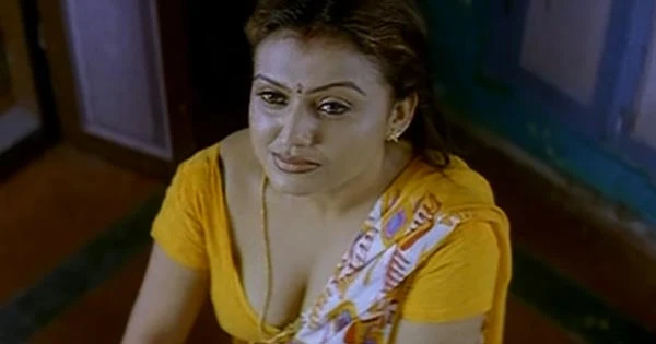 Sona Heiden’s hot seductive scene in yellow saree from Pathu Pathu movie.