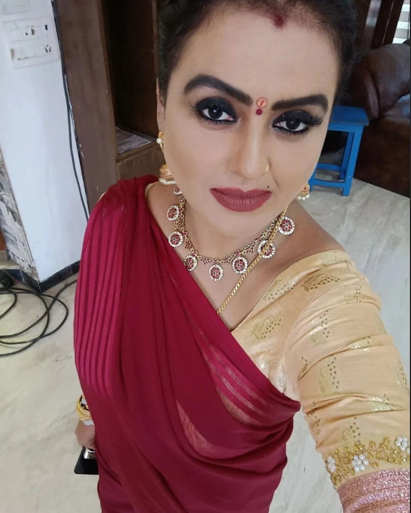 Sona Heiden saree hot south indian curvy actress