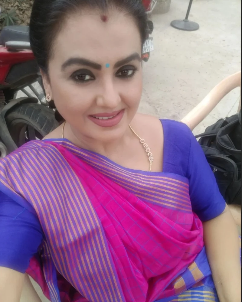 Sona Heiden saree hot south indian curvy actress