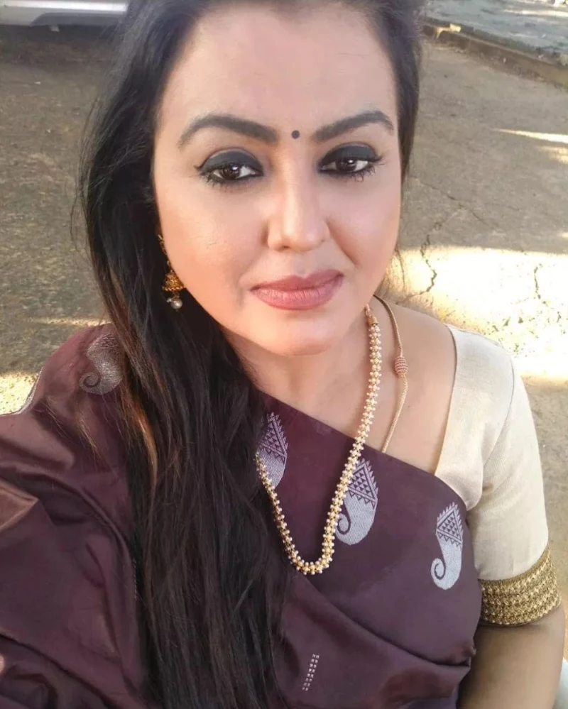 Sona Heiden saree hot south indian curvy actress pathu pathu