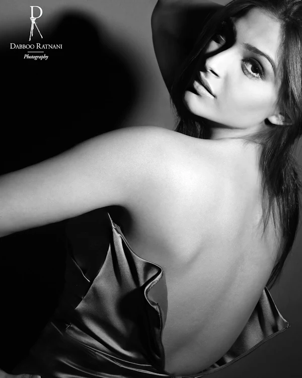 sonam kapoor backless dabboo ratnani photoshoot