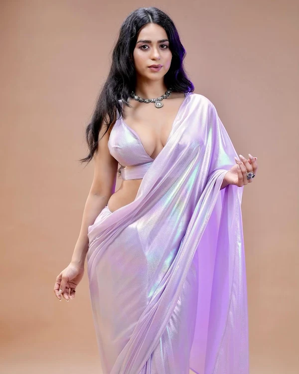 soundarya sharma bigg boss hot cleavage saree