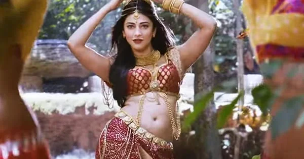 5 hot GIFs of South Indian actresses in navel baring sarees and outfits – part 1.