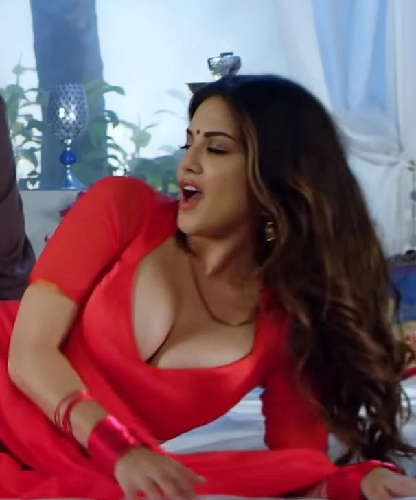 Sunny Leone cleavage saree hot busty bollywood actress