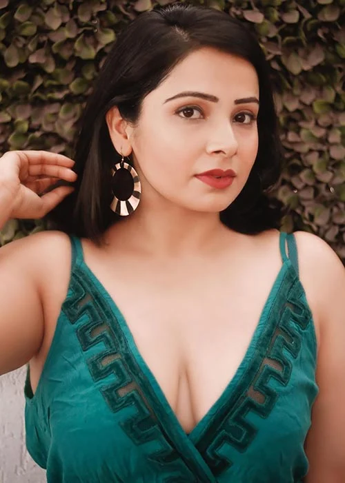 Surabhi Tiwari cleavage hot curvy actress woodpecker ullu