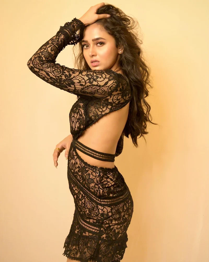 Tejasswi Prakash backless hot tv actress