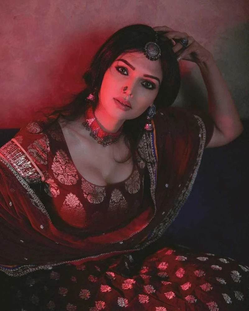 Trupti Toradmal cleavage saree hot actress adipurush