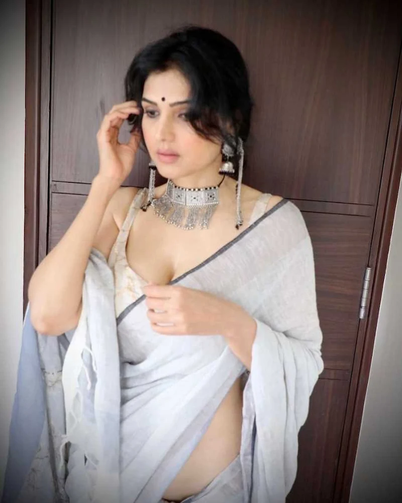 Trupti Toradmal cleavage saree hot actress adipurush