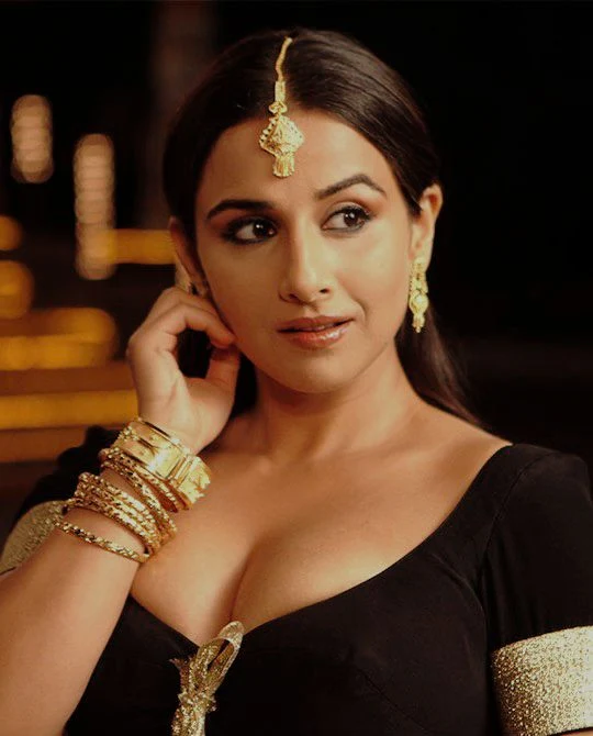 Vidya Balan cleavage hot photos