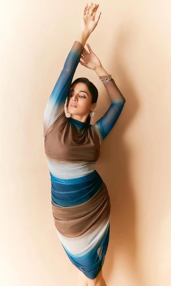 wamiqa gabbi curvy body stylish dress