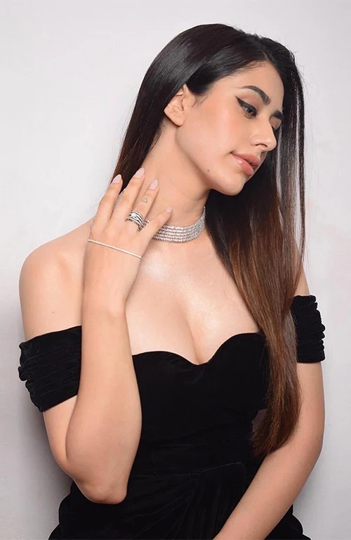 Warina Hussain cleavage hot actress Gulebakavali bimbisara