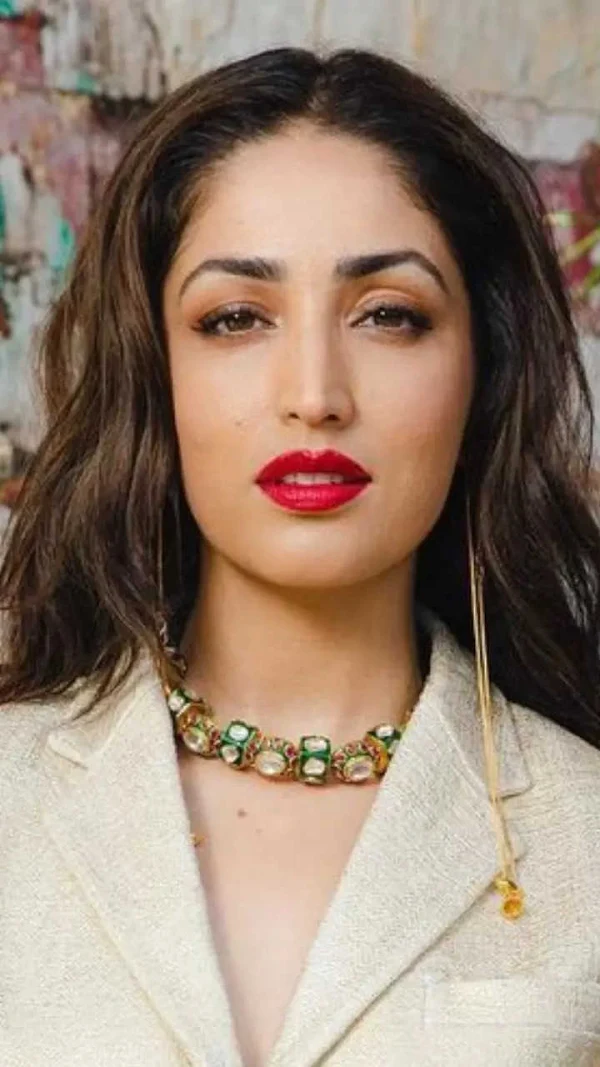 yami gautam rosy red lips bollywood actress