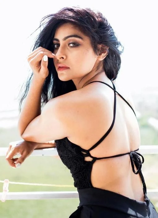 yukti kapoor backless dress hot actress