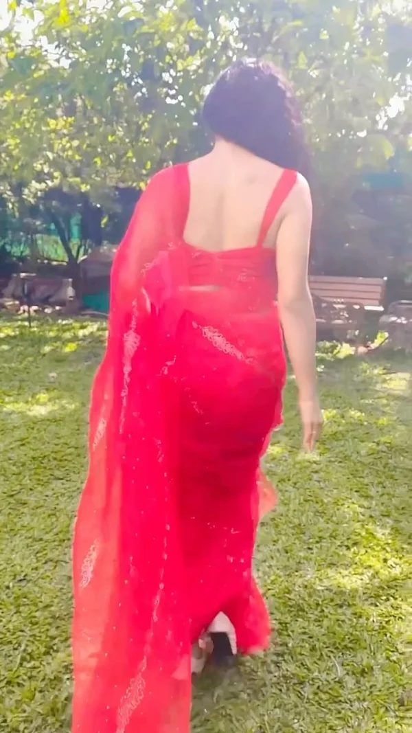 yukti kapoor backless saree hot actress