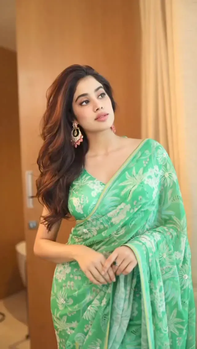 Janhvi Kapoor saree curvy hot actress