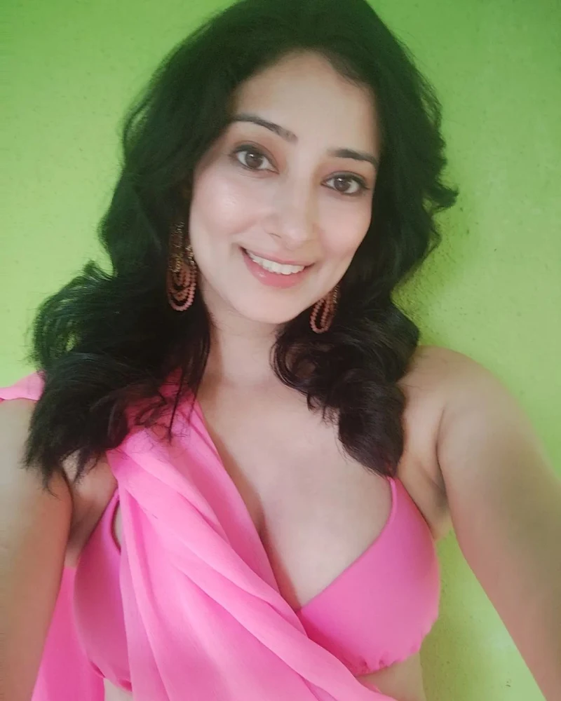 Niharica Raizada pink saree cleavage navel